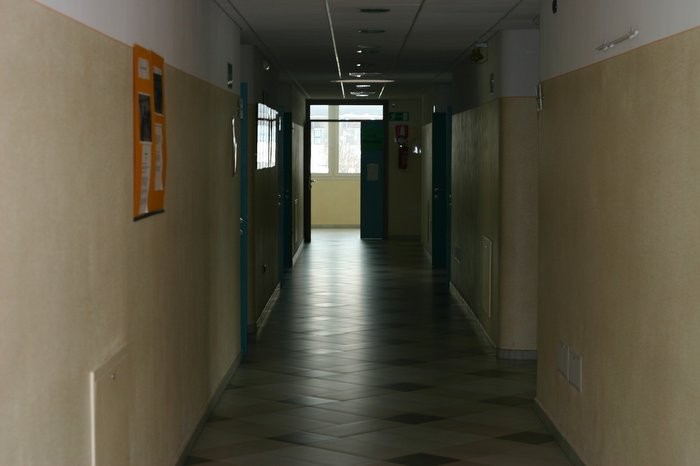corridoio scuola media

